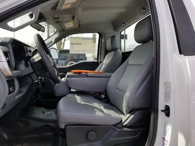 2025 Ford F-550 Super Duty Chassis Cab XL - Photo 20