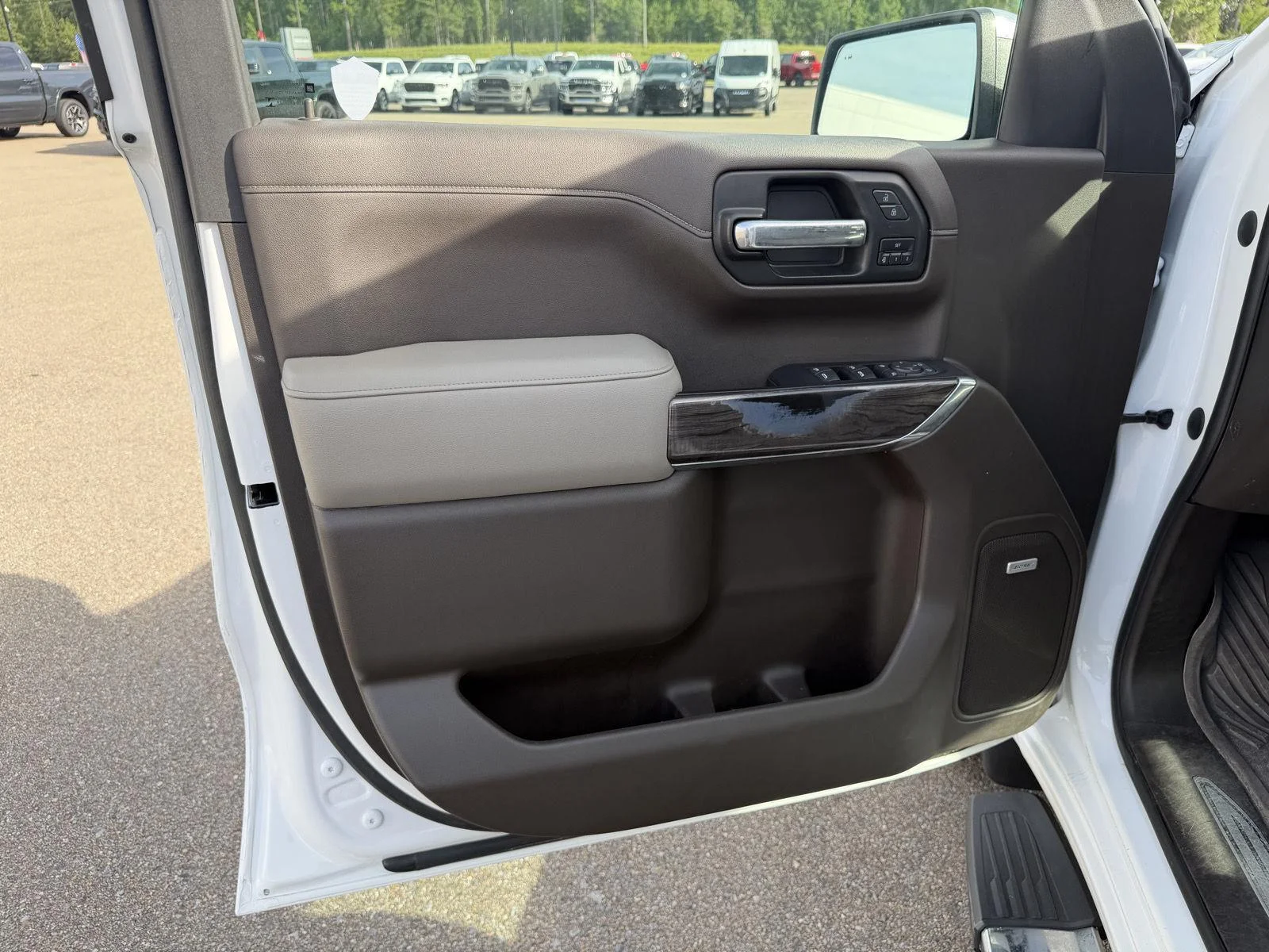 Used 2022 Summit White Chevrolet LTZ image 15