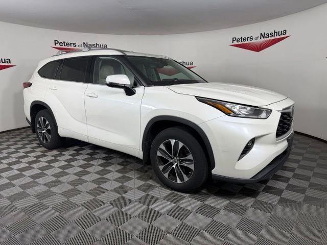 Used 2020 Blizzard Pearl Toyota XLE image 1