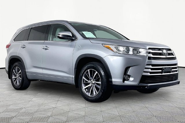Used 2017 Silver Toyota XLE image 3