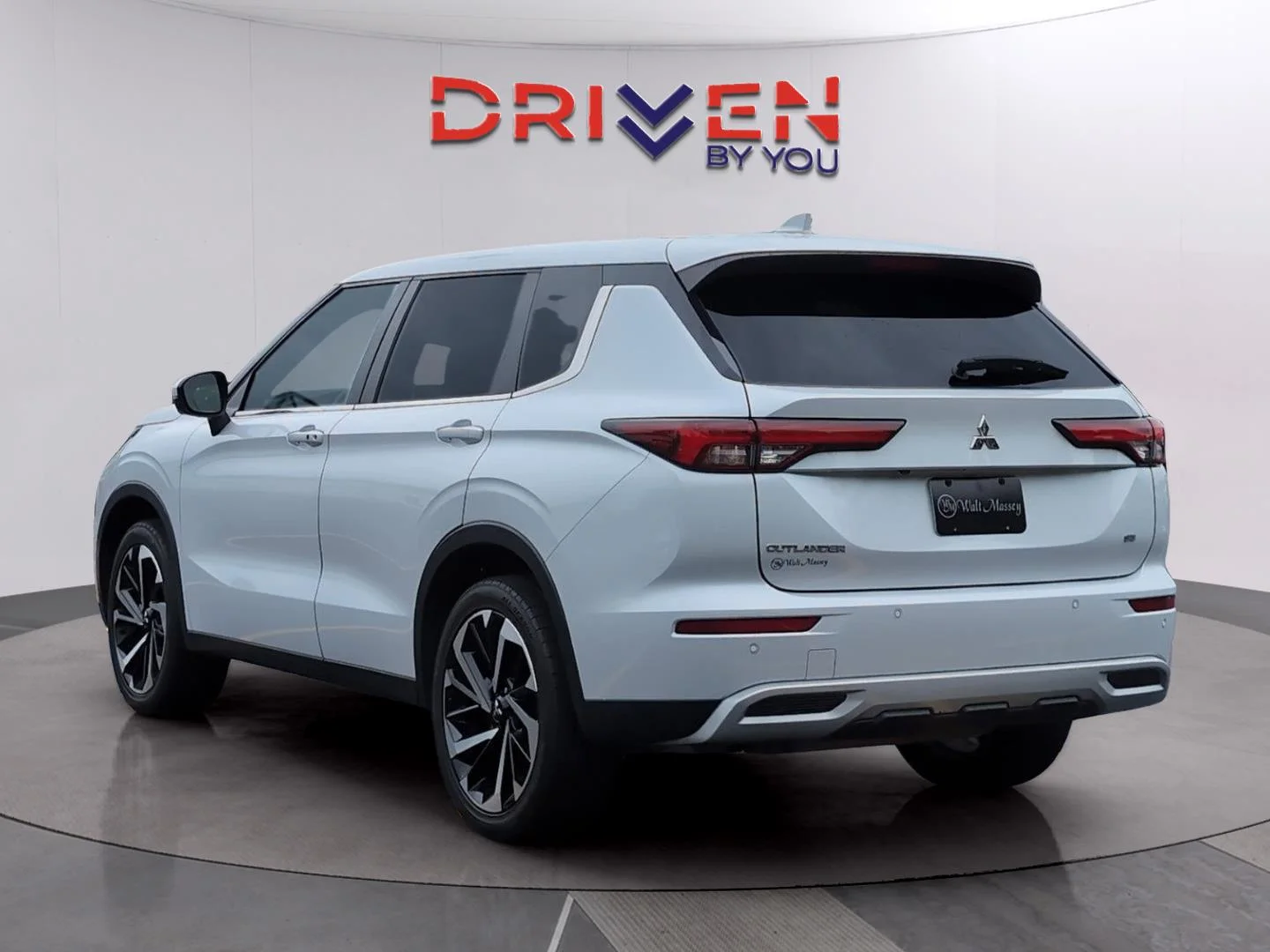 Used 2022 White Diamond Mitsubishi Black Edition image 3