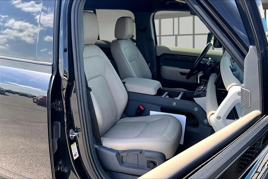 Used 2022 Black Land Rover S image 7