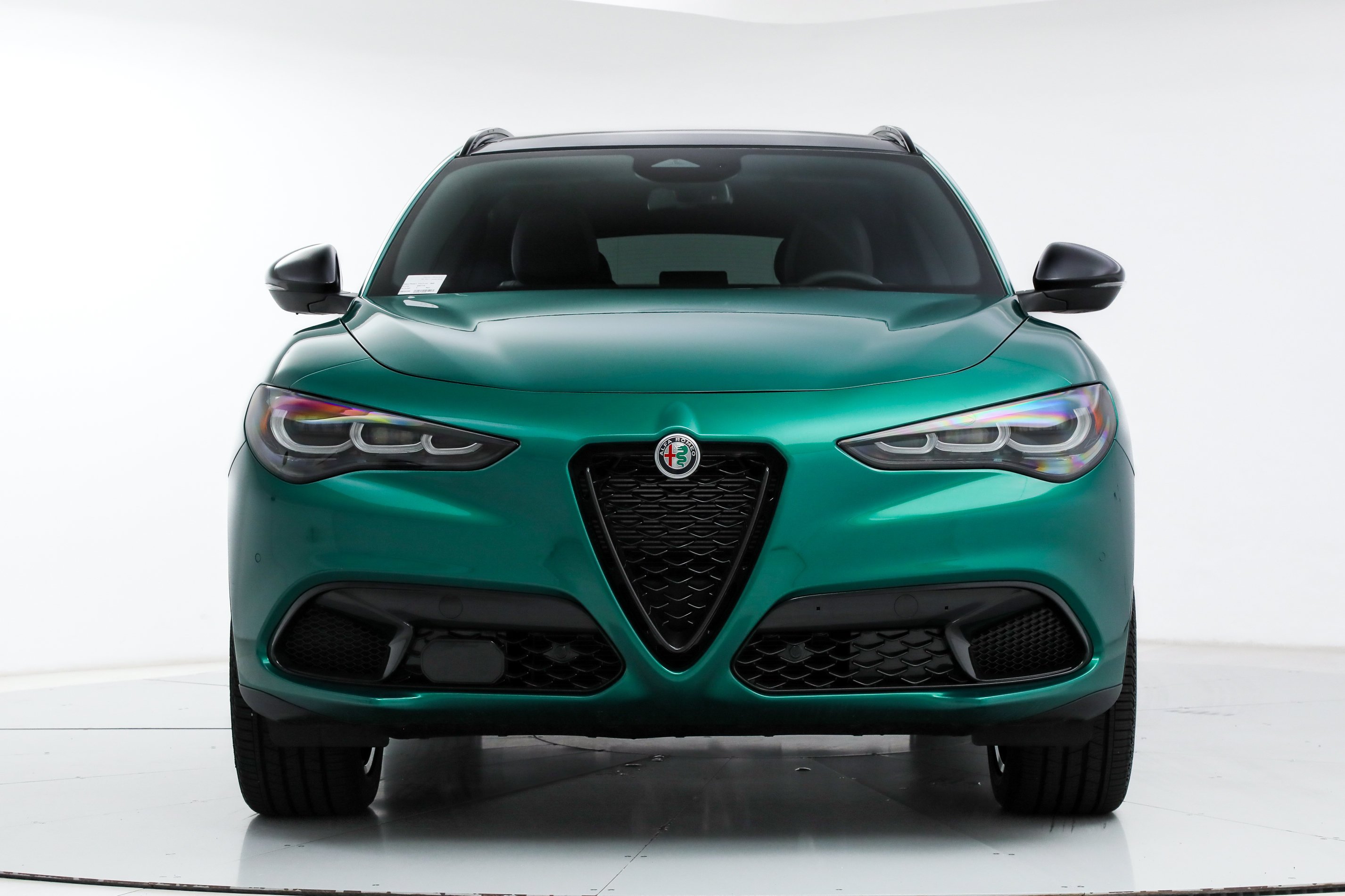 New 2026 Verde (Green) Fangio Metallic Exterior Paint Alfa Romeo  image 8