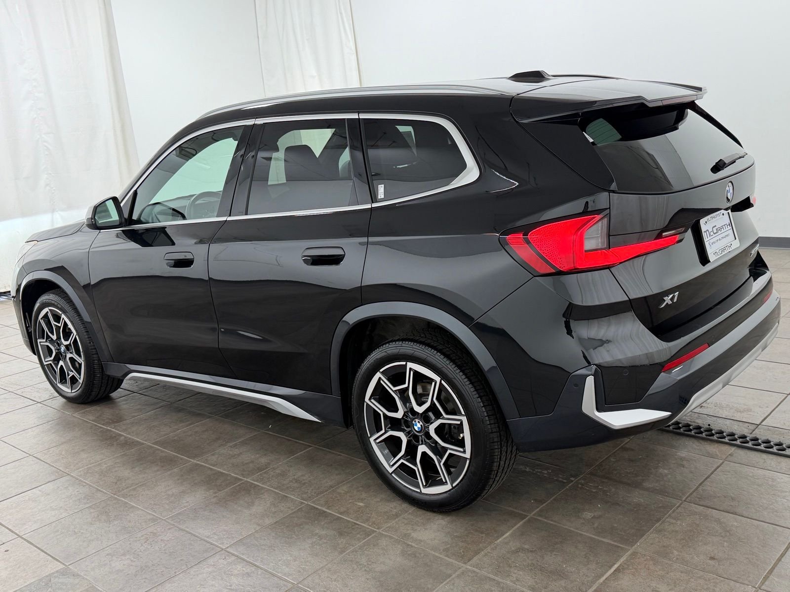 Used 2023 Black Sapphire Metallic BMW xDrive28i image 3