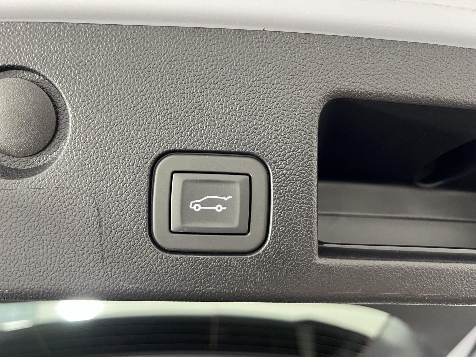 Used 2026 Polar White Tricoat Chevrolet AWD ACTIV image 21