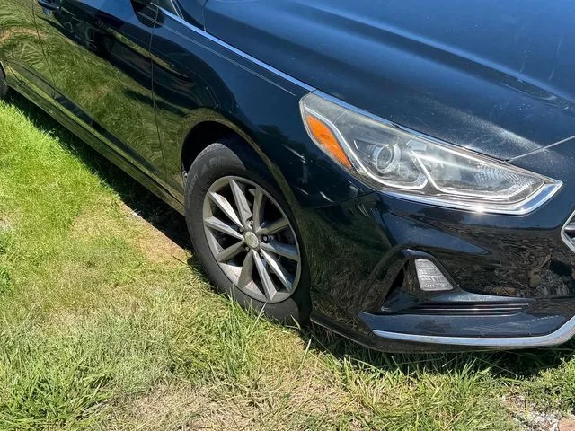 Used 2018 Black Hyundai SE image 10