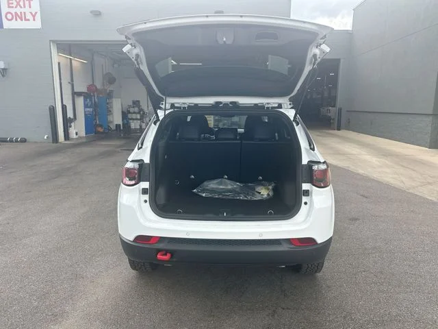 New 2026 Bright White Clear-Coat Exterior Paint Jeep Trailhawk image 24
