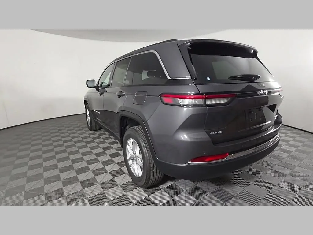 New 2026 Baltic Gray Metallic Clear-Coat Exterior Paint Jeep Laredo image 36