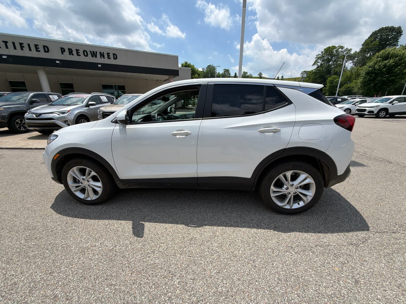 Used 2023 Summit White Buick Preferred image 5