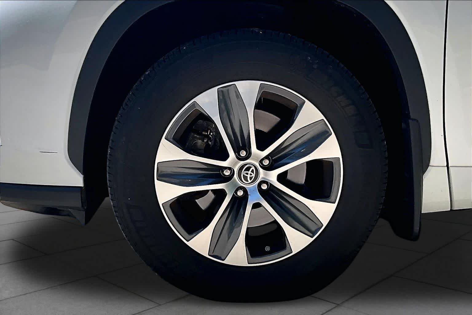 Used 2023 Wind Chill Pearl Toyota XLE image 10