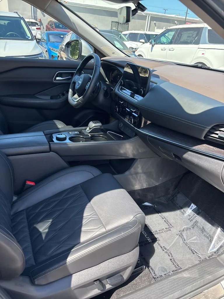 Used 2023 Silver Nissan Platinum image 23