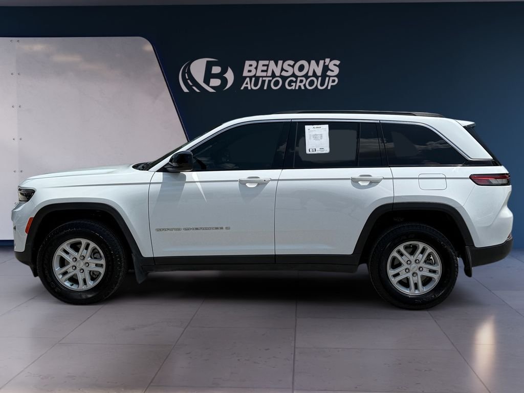 Used 2024 White Jeep Laredo image 2