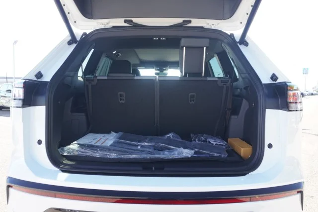 New 2027 Opal White Pearl Volkswagen 2.0T SEL image 9