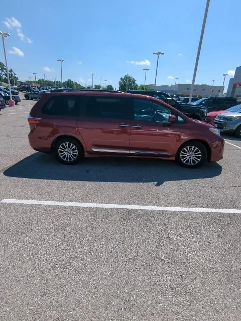 Used 2018 Red Toyota XLE image 10