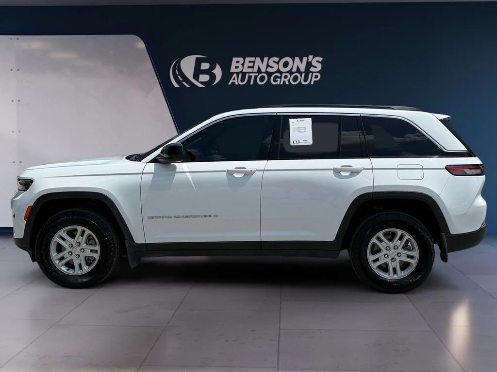 Used 2024 White Jeep Laredo image 2