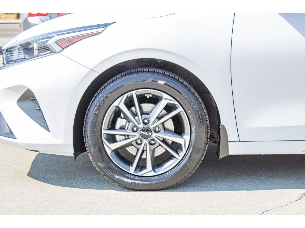 Used 2024 Snow White Pearl Kia LXS image 5