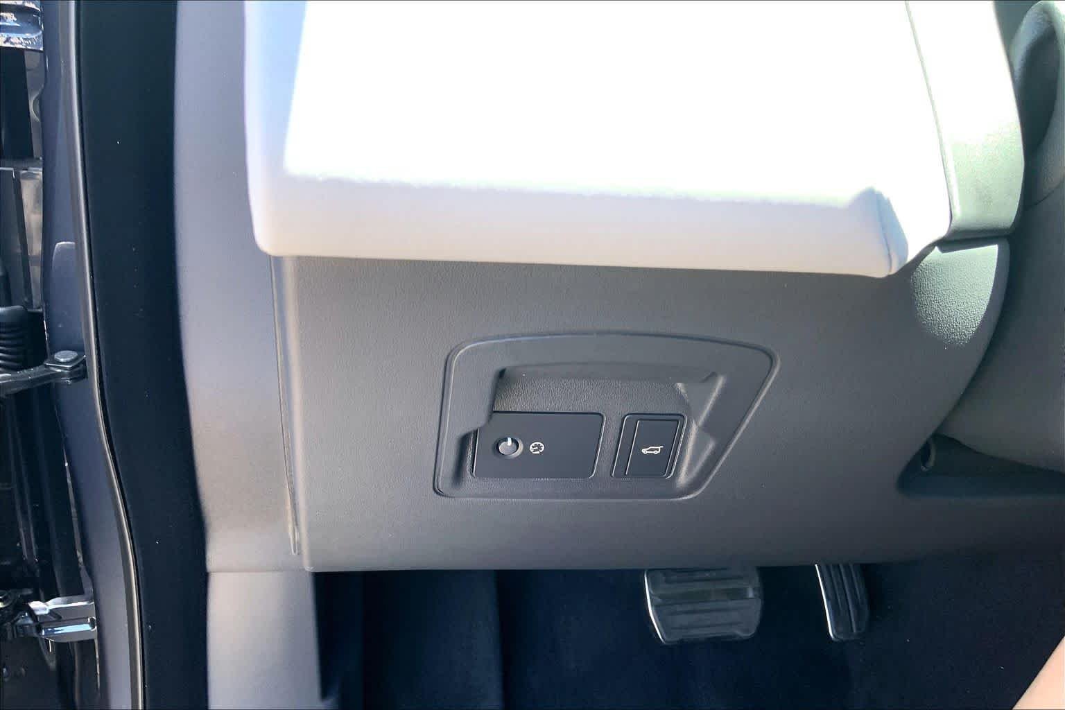 New 2026 Varesine Blue Land Rover Dynamic SE image 18