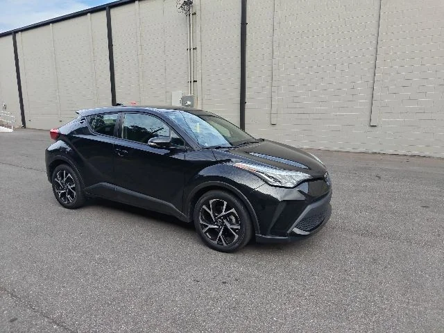 2022 Toyota C-HR XLE's photo