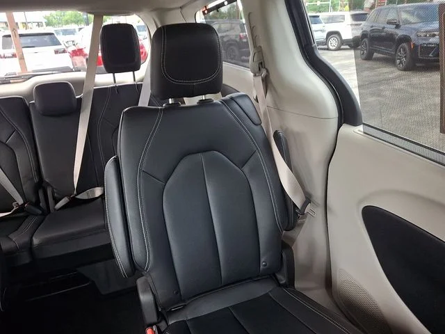 Used 2022 Gray Chrysler Touring L image 20