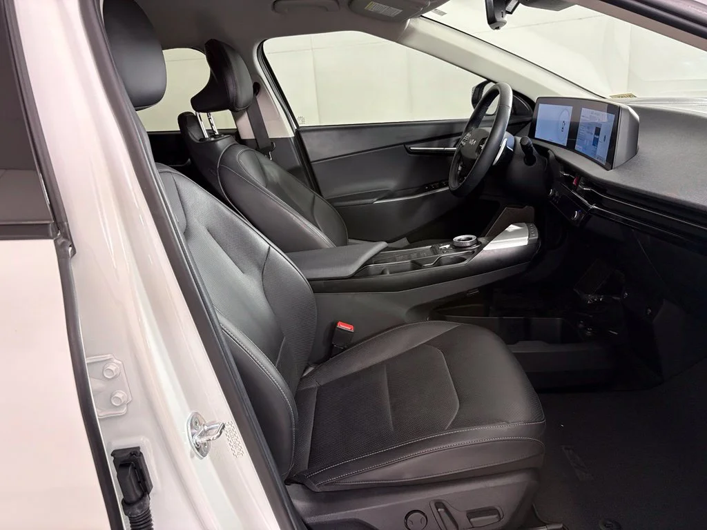 Used 2022 White Kia Wind image 43
