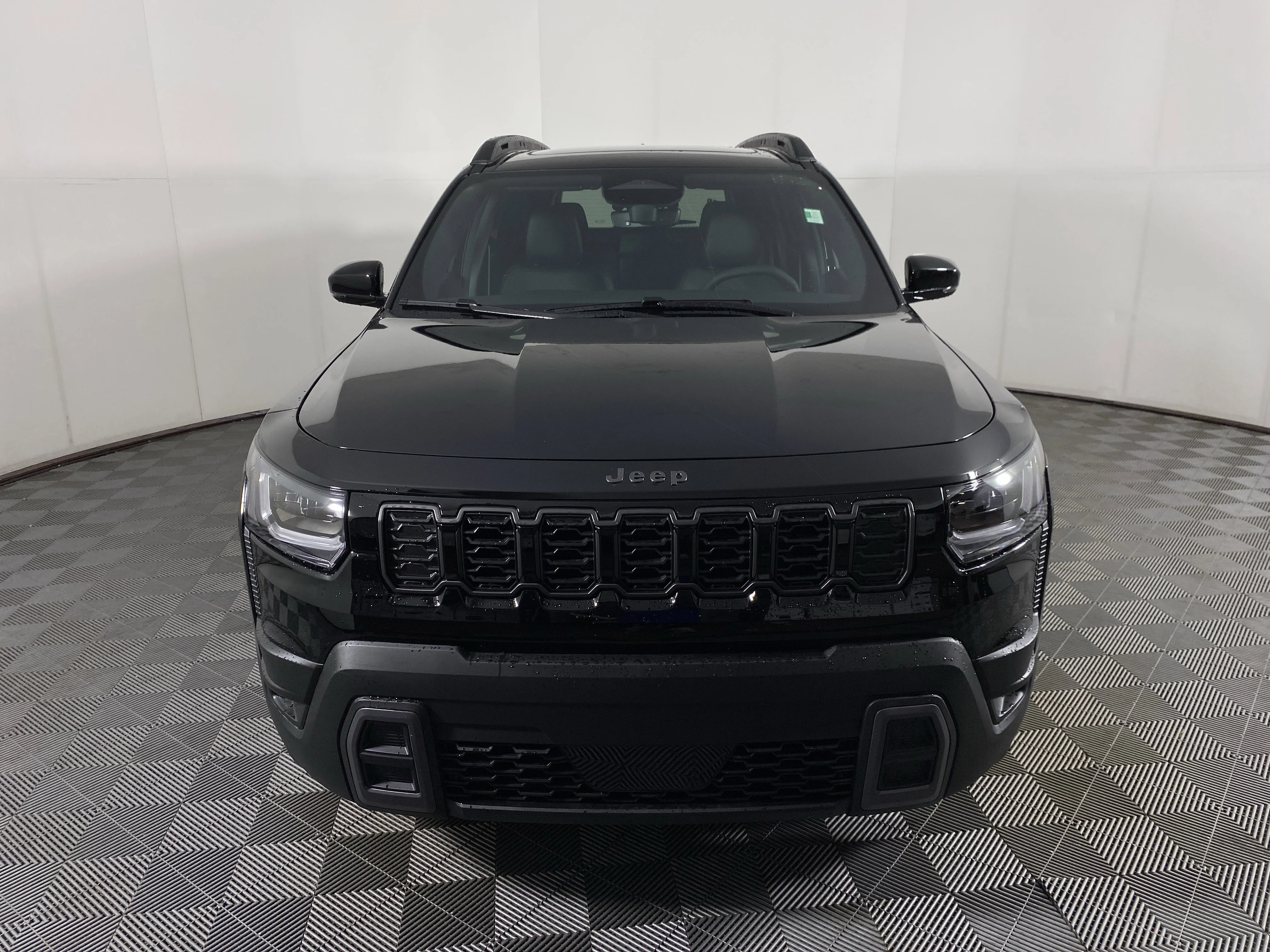 New 2026 Diamond Black Crystal Pearl-Coat Exterior Paint Jeep Limited image 11