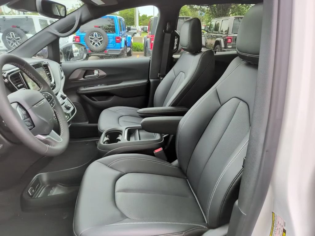 New 2027 Bright White Clearcoat Chrysler Select image 19