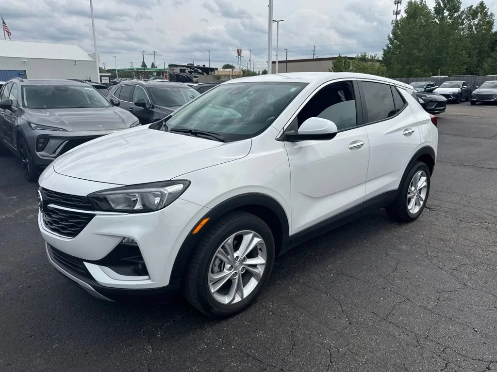 Used 2023 SUMMIT WHITE Buick Preferred image 3