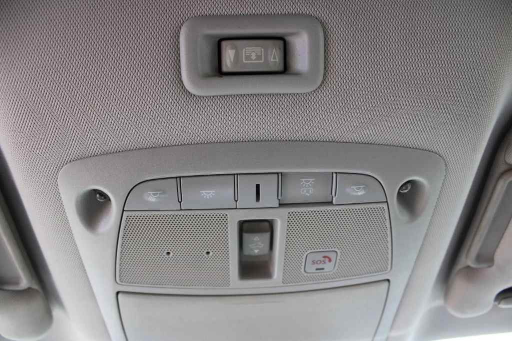 Used 2018 Silver Nissan SL image 21
