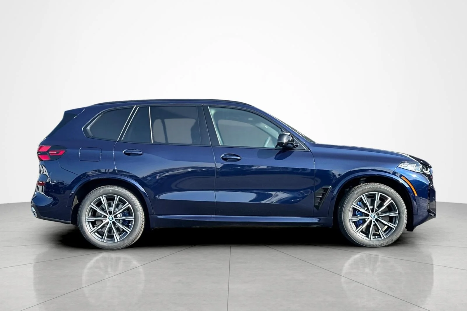 New 2026 Tanzanite Blue II Metallic BMW M60i image 6