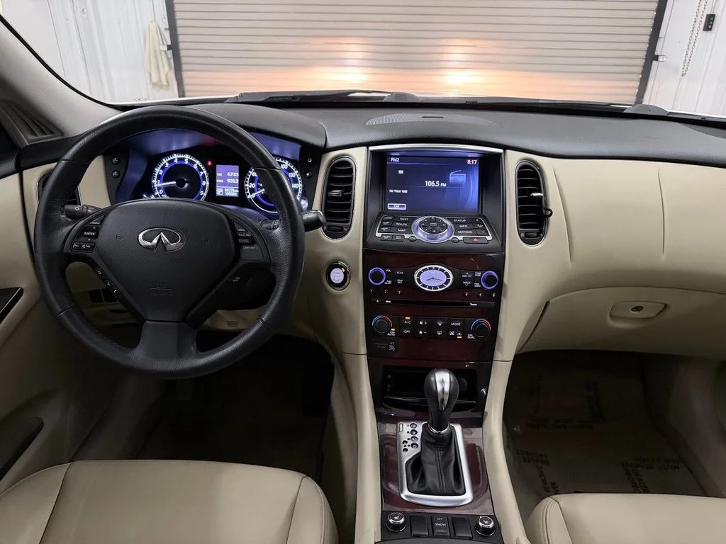 Used 2017 White INFINITI Base image 25