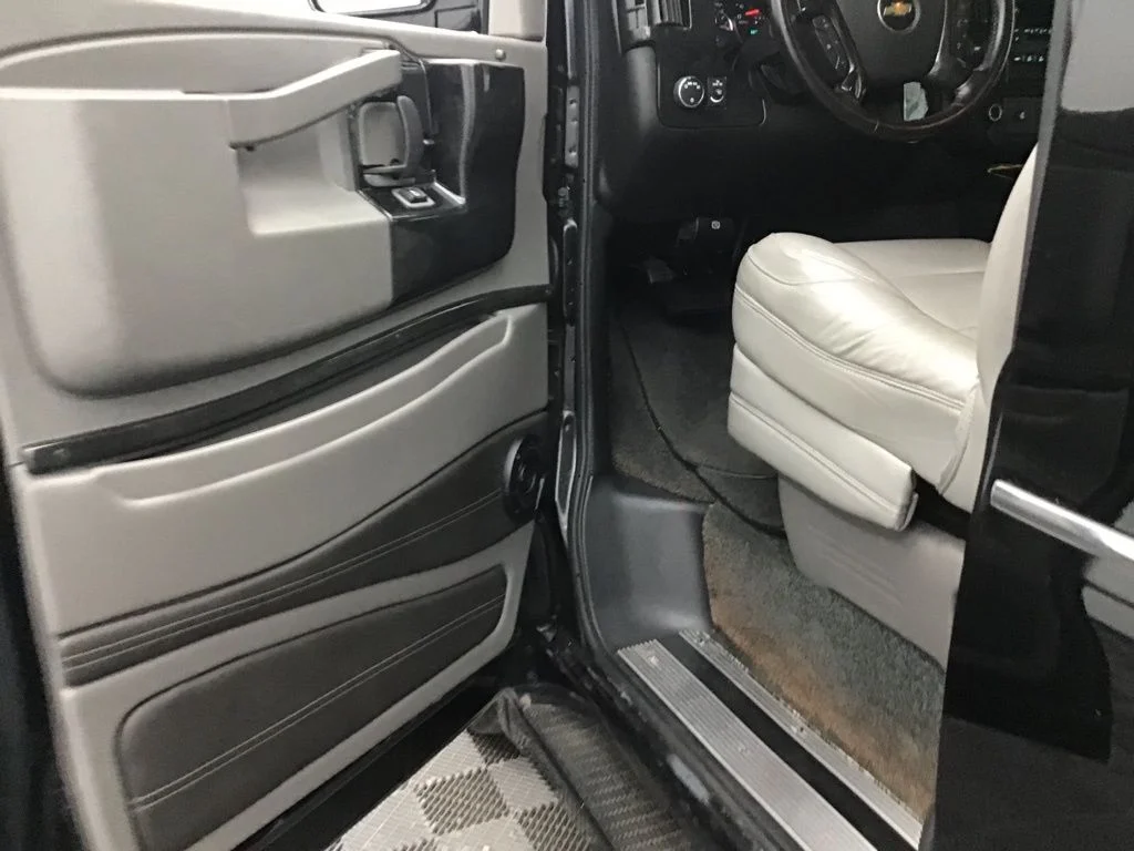 Used 2020 Black Chevrolet Explorer Limited SE image 16