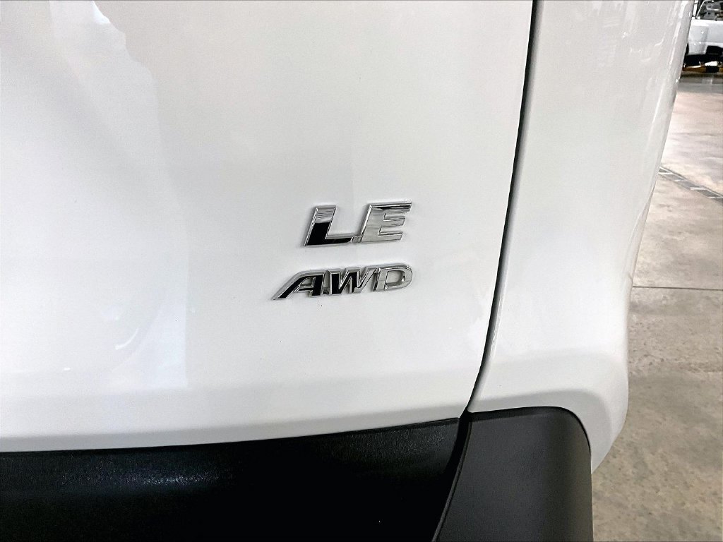 Used 2025 Ice Toyota LE image 28