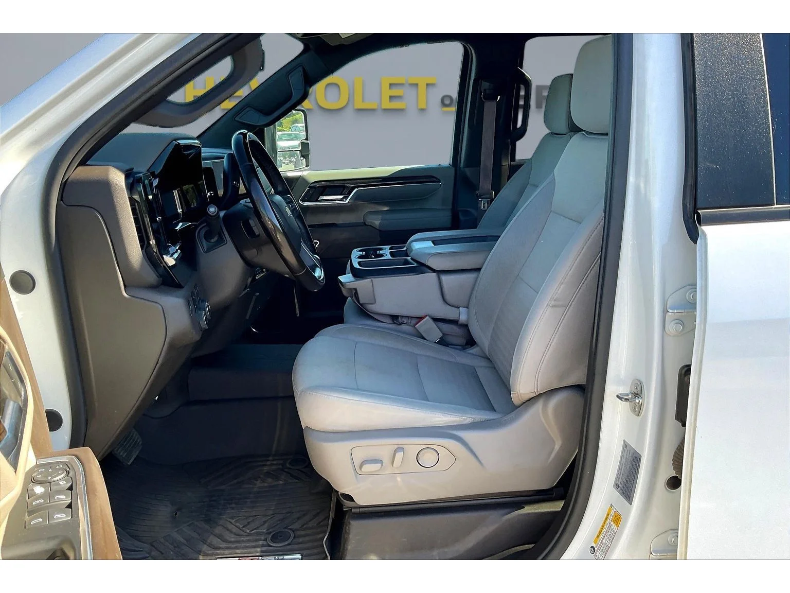 Used 2024 Summit White Chevrolet LT image 17