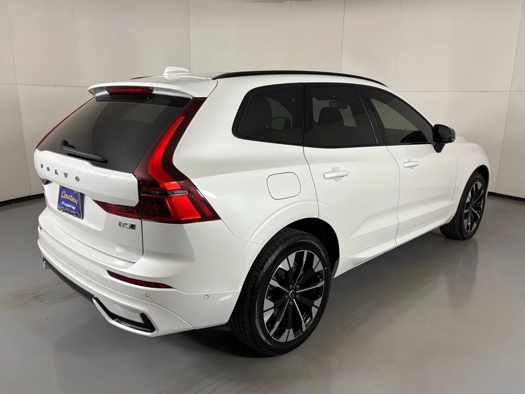 2026 Volvo XC60 Plus - Photo 8