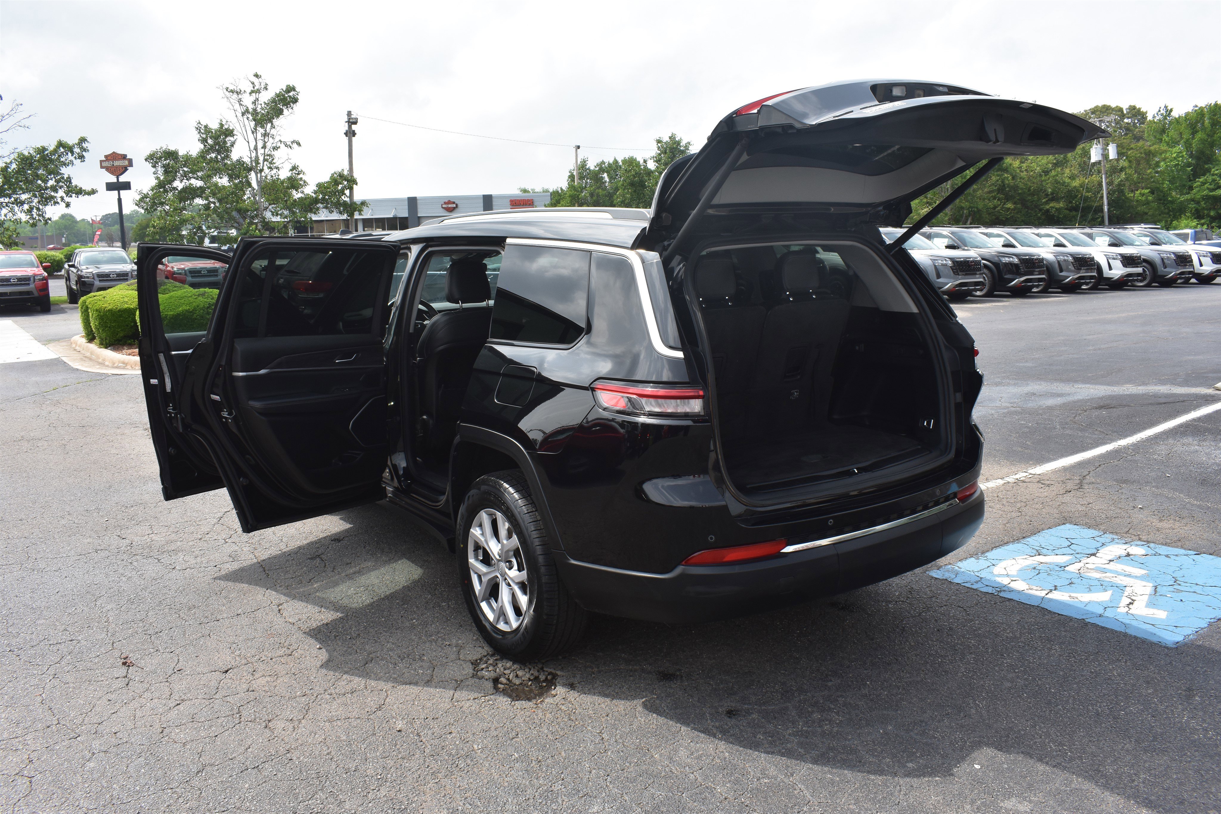 Used 2021 Diamond Black Crystal Pearlcoat Jeep Limited image 19