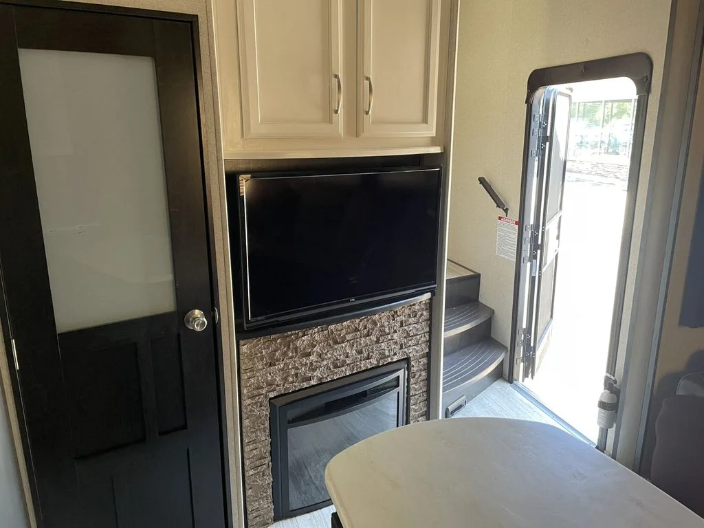 Used 2016  Grand Design Toy Hauler image 20