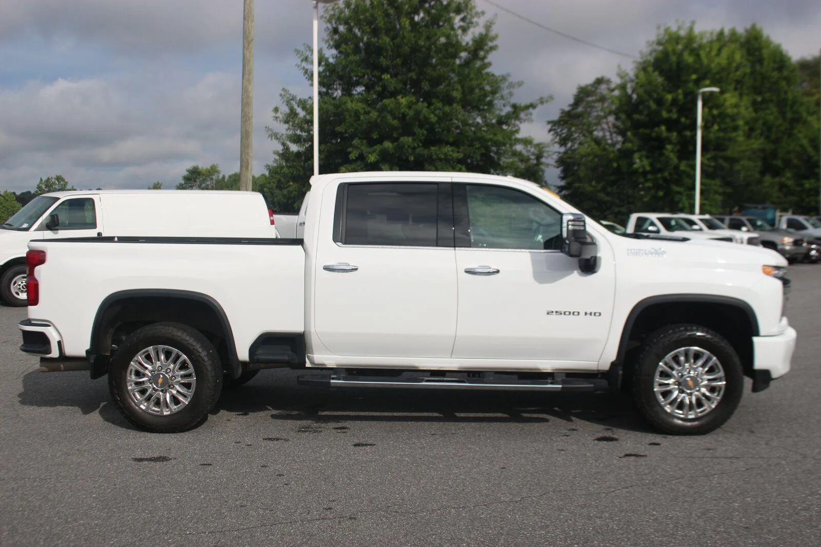 Used 2023 SUMMIT WHITE Chevrolet High Country image 8