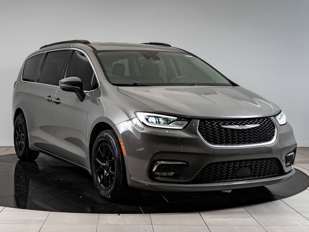 Used 2022 Ceramic Gray Clearcoat Chrysler Touring L image 12