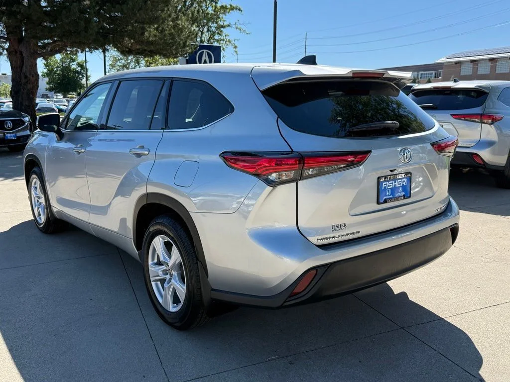 2022 Toyota Highlander LE - Photo 6