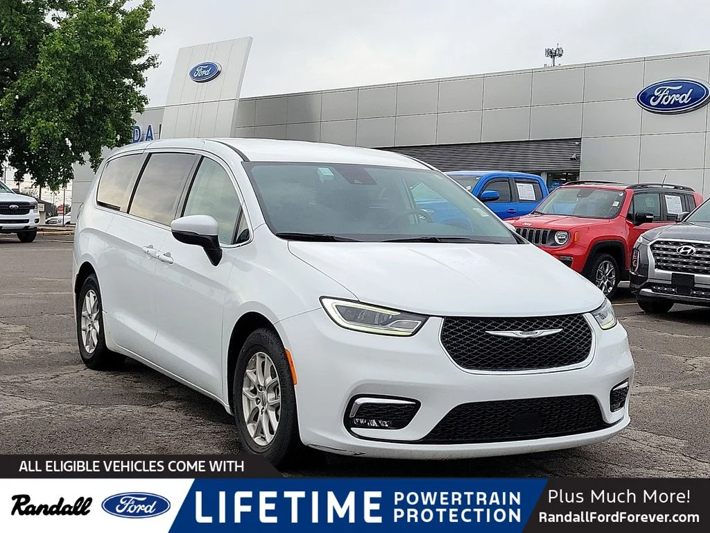 2023 Chrysler Pacifica Touring L's photo