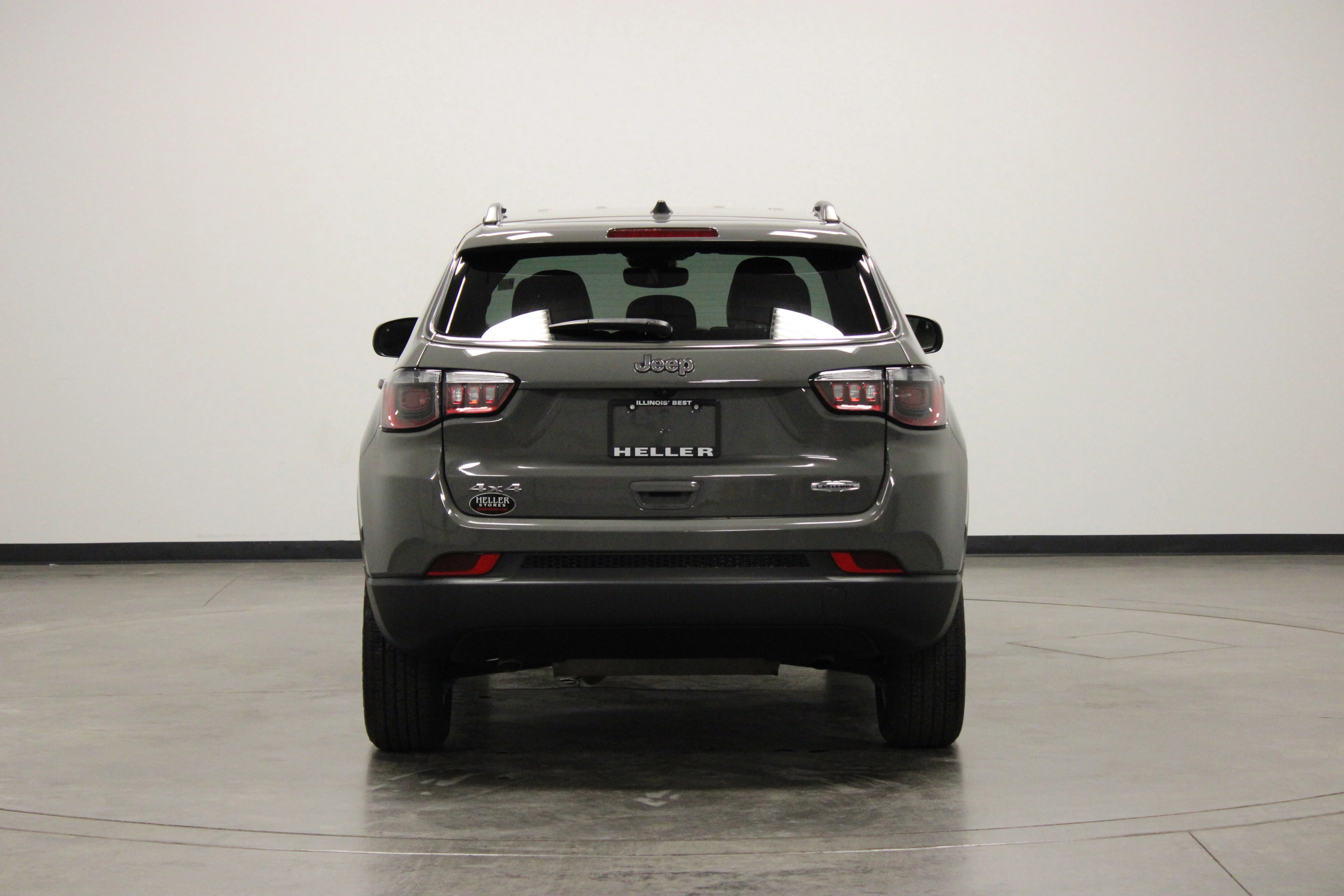 Used 2024 Sting-Gray Clearcoat Jeep Latitude image 7