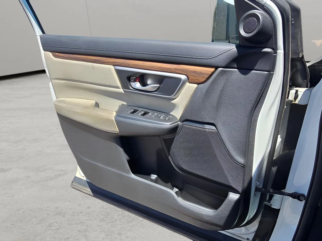 Used 2018 White Diamond Pearl Honda EX image 26