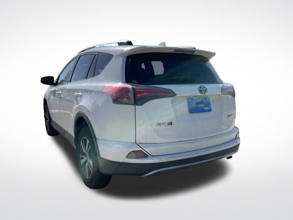Used 2018 White Toyota XLE image 5