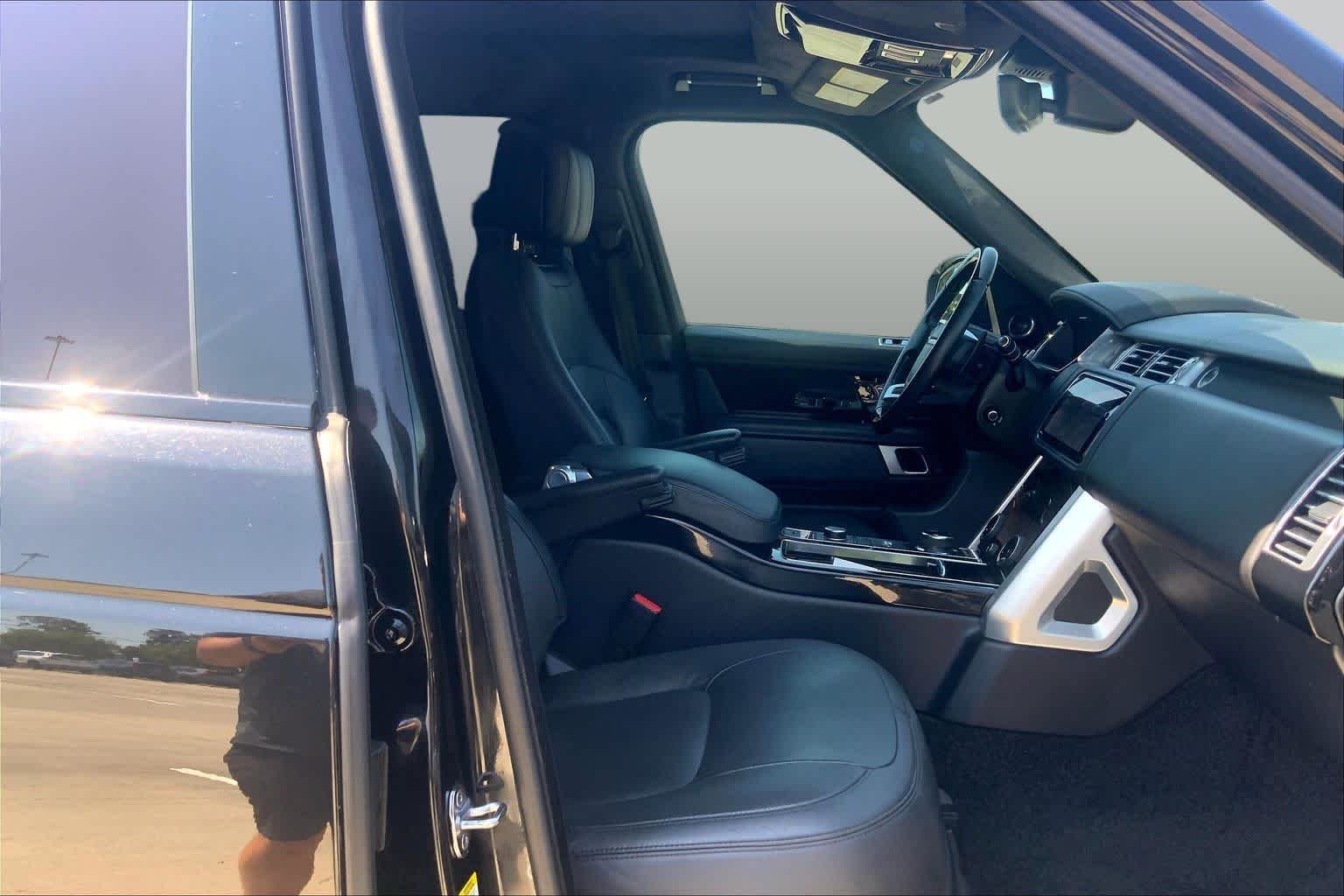 Used 2018 Santorini Black Metallic Land Rover  image 9