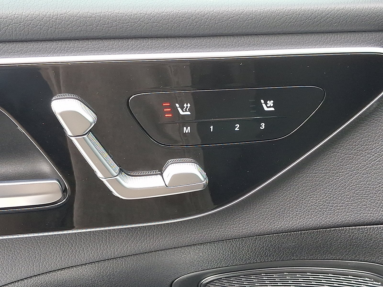 2025 Mercedes-Benz C-Class Sedan C 300 - Photo 23