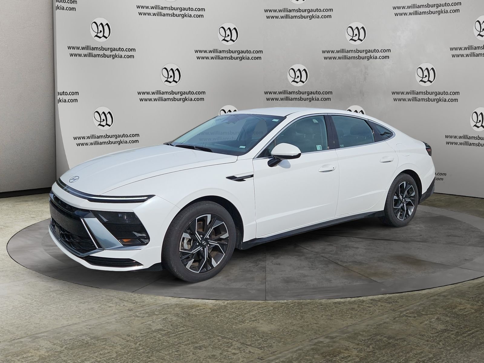 Used 2025 White Hyundai SEL image 1