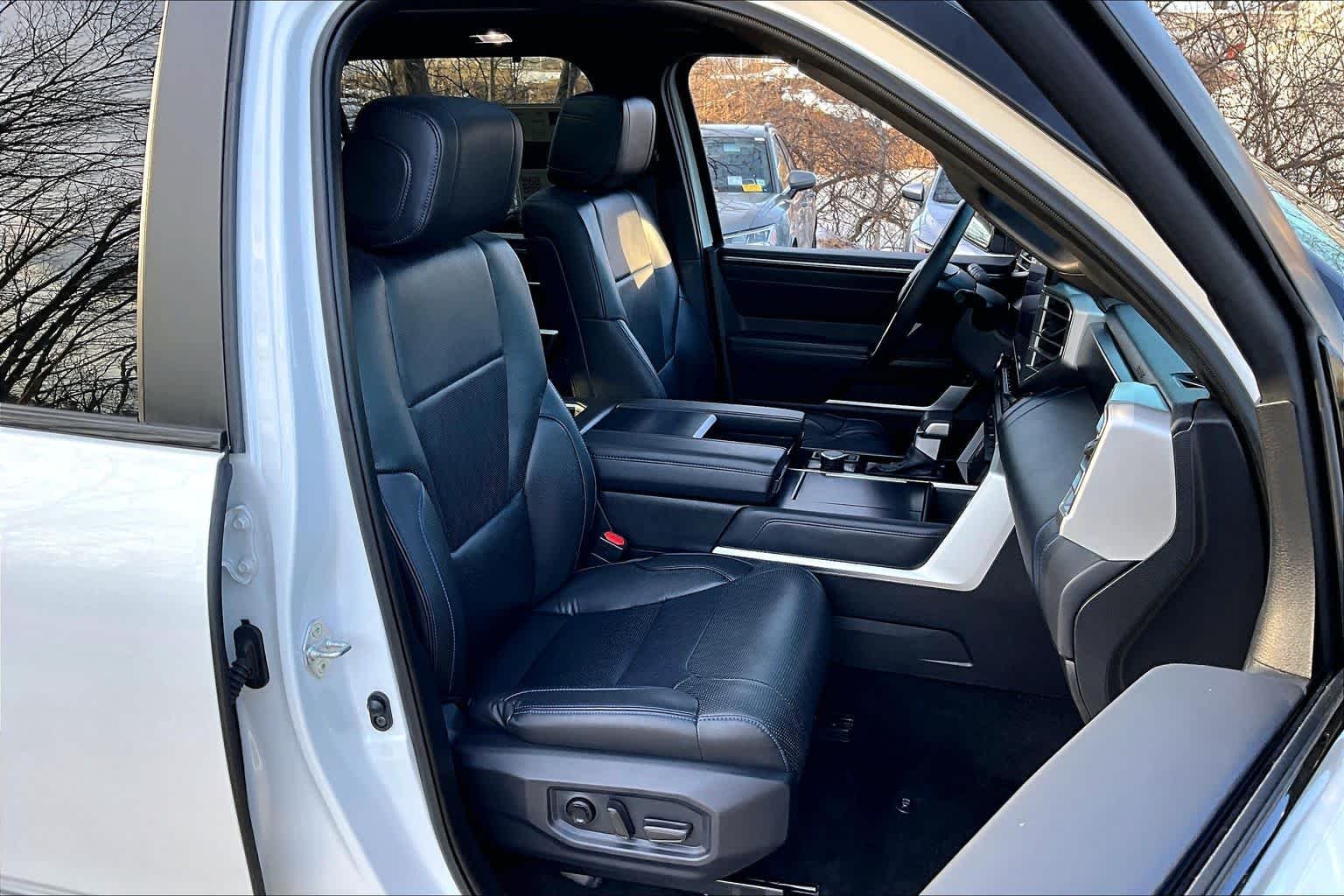 2025 Toyota Sequoia Platinum - Photo 8