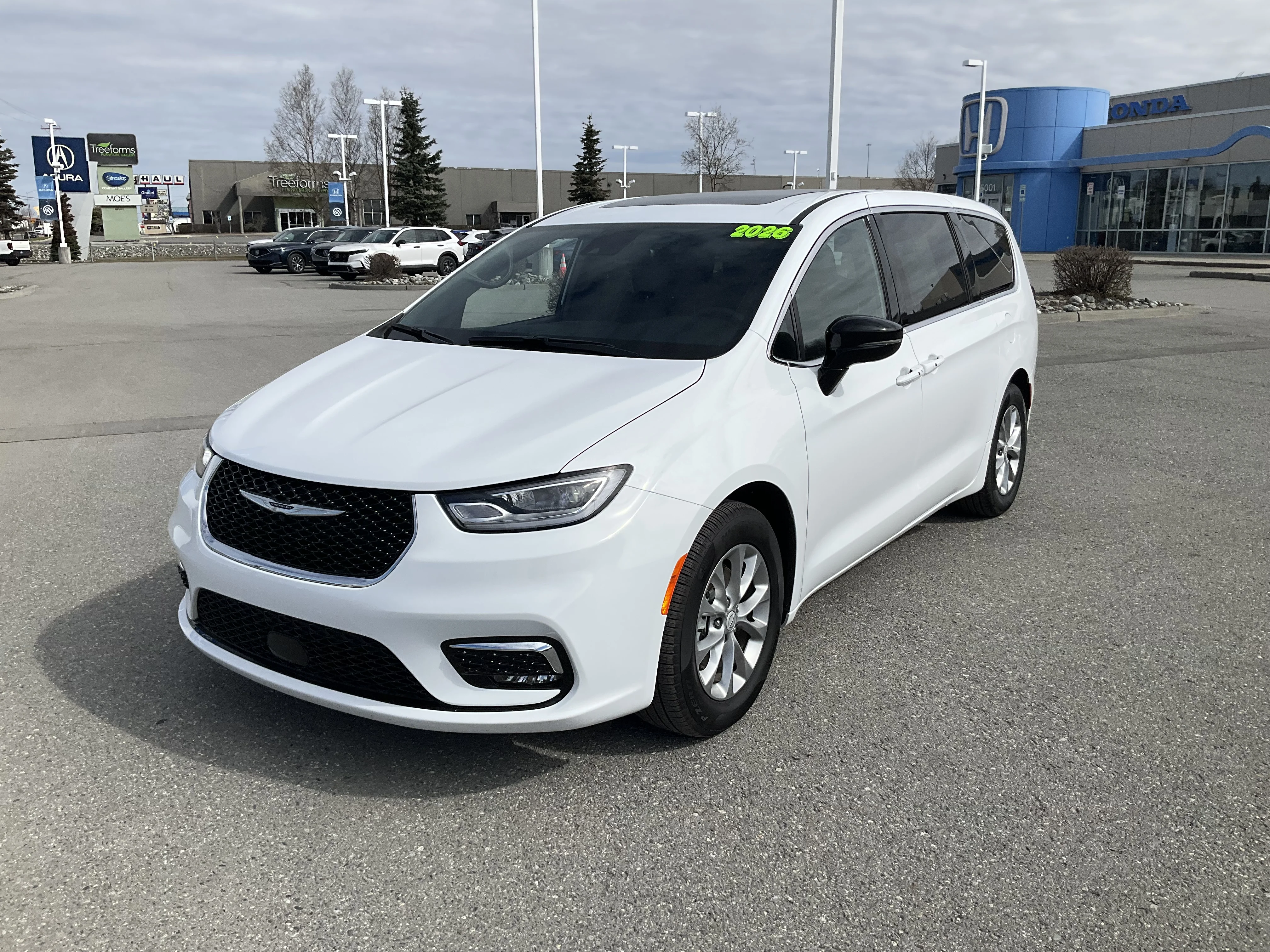 2026 Chrysler Pacifica Limited's photo