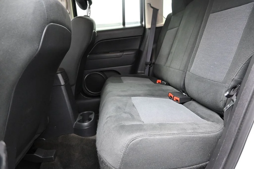 Used 2015 Bright White Clearcoat Jeep Latitude image 15