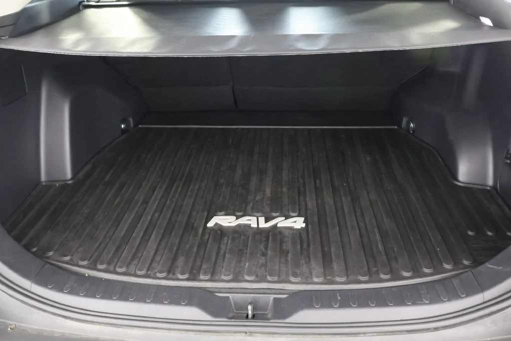 Used 2022 Pearl Toyota LE image 20